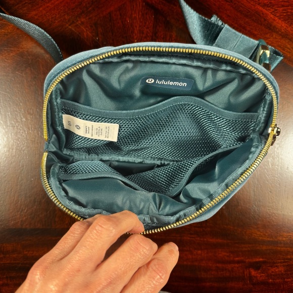 EUC Lululemon Everywhere Belt Bag Plush Velour Green Jasper Gold - Picture 11 of 14